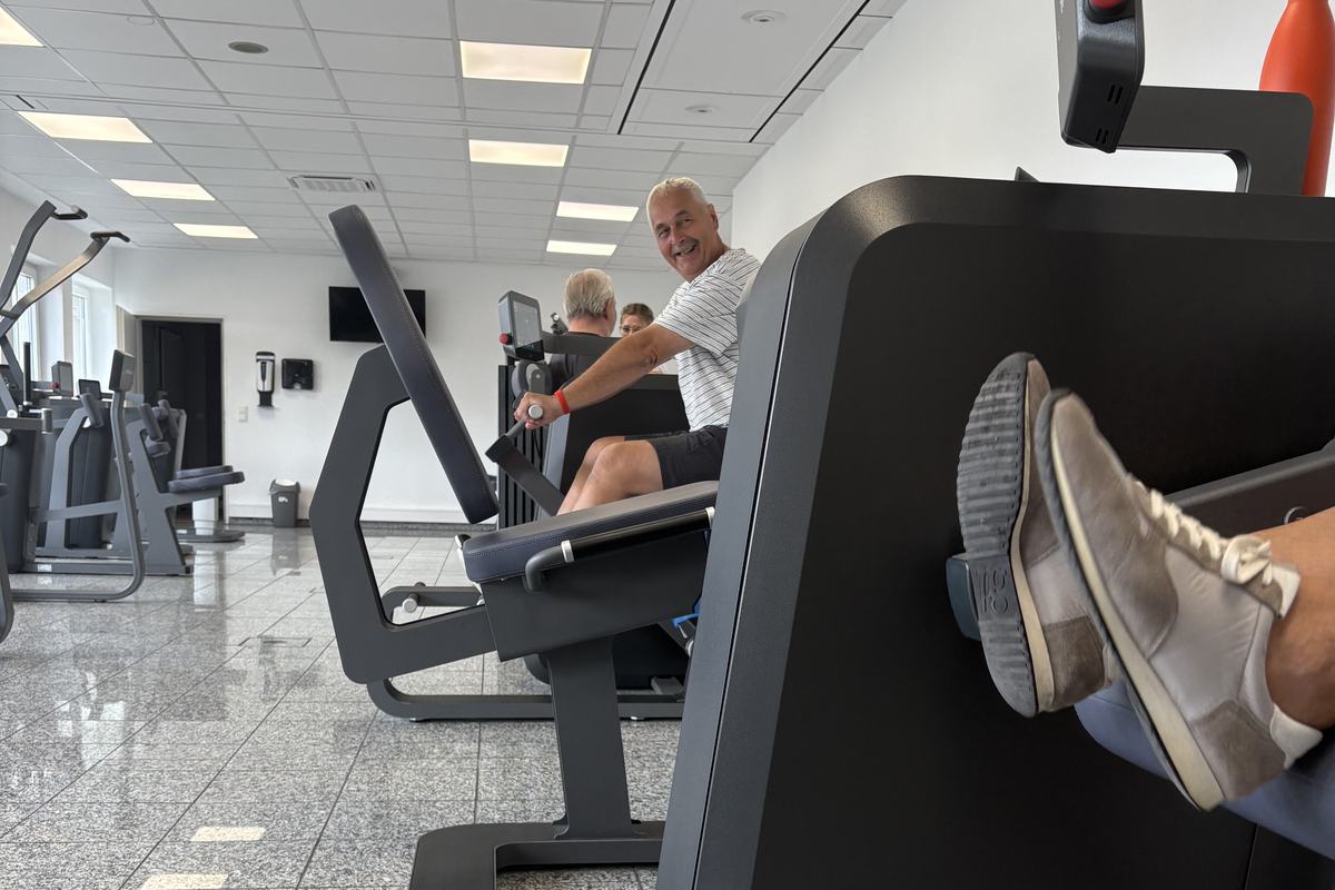 Patienten beim Training an medizinischen Geräten bei Physioathletik in Witten