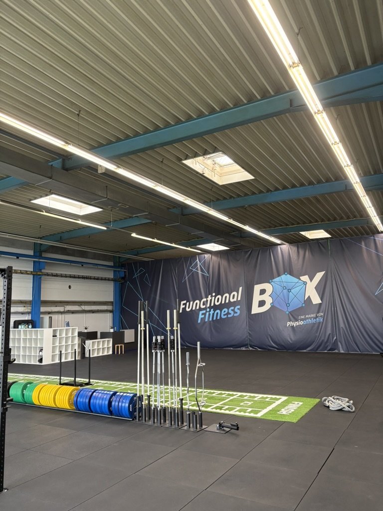 Trainingshalle der Functional Fitness Box mit Sprintbahn und Hantelscheiben